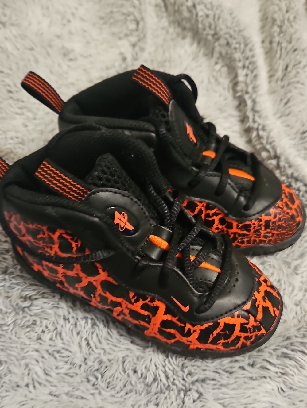 Kids Nike Foamposites Black/Red Sneakers  Crackle Accent 7c